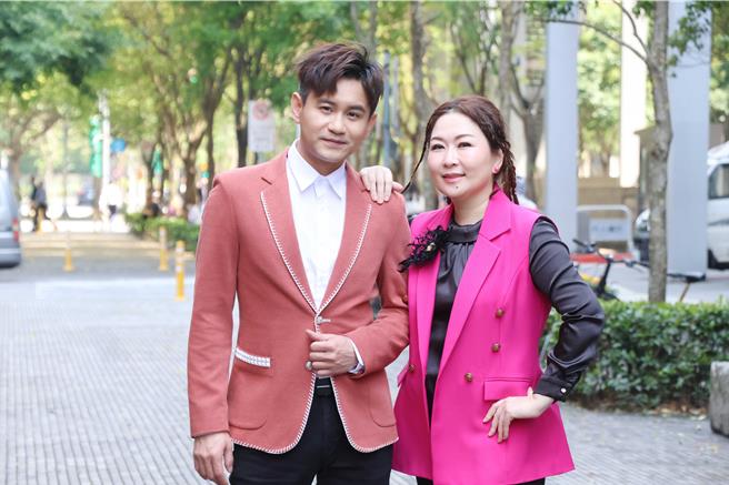 張秀卿（右）28日現身為吳俊宏站台。（豪記唱片提供）