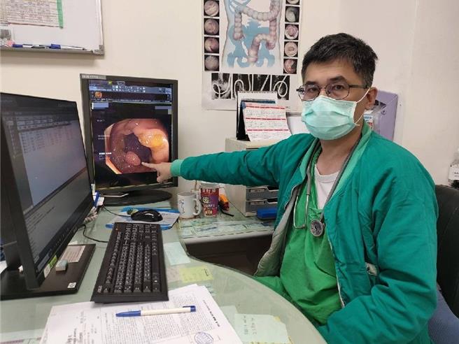 王姓民眾转诊至卫福部苗栗医院，部苗直肠外科主任郑智元透过大肠镜检查发现息肉并进行息肉切除术。（部立苗栗医院提供／谢明俊苗栗传真）