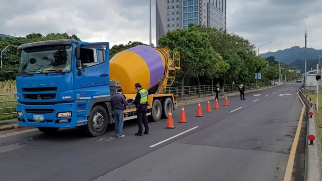 新店分局於3月26日起連續3天派員在中央路、中正路、安康路二、三段及北宜路二、三段等路段，實施「取締違規大型車」專案勤務，提升交通執法強度，以保障用路人安全。（圖／警方提供）