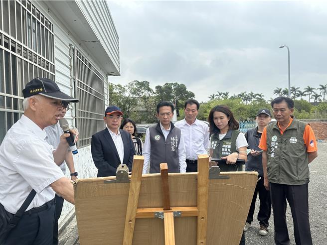 台南市立委林俊憲 （前排右三）與議員謝舒凡（前排右二）28日在學甲區新生路與三連路路口會勘排球館用地，聽取地方的說明。（林俊憲服務處提供／程炳璋台南傳真）