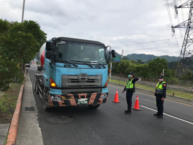 新店分局於3月26日起連續3天派員在中央路、中正路、安康路二、三段及北宜路二、三段等路段，實施「取締違規大型車」專案勤務，提升交通執法強度，以保障用路人安全。（圖／警方提供）