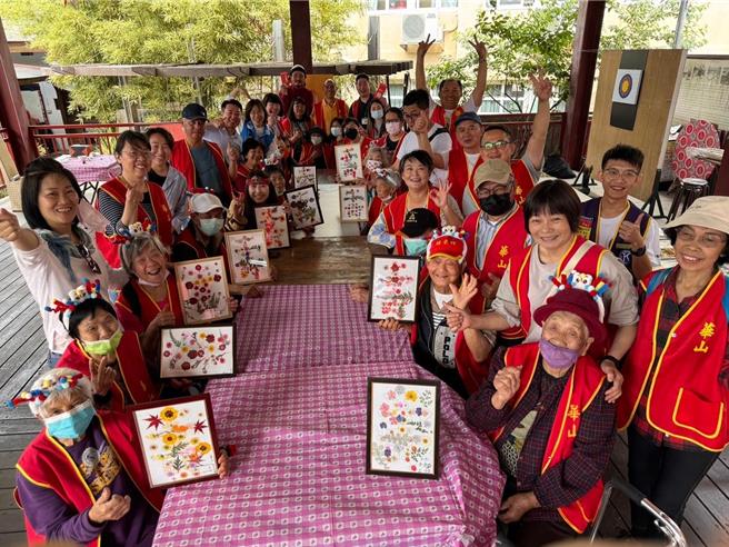 華山基金會南庄天使站服務弱勢孤老邁入第10個年頭，28日於南庄鄉永昌宮舉辦建站十周年感恩茶會。（華山基金會南庄天使站提供／謝明俊苗栗傳真）