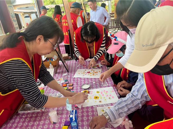 華山基金會南庄天使站服務弱勢孤老邁入第10個年頭，28日於南庄鄉永昌宮舉辦建站十周年感恩茶會，孤老們一同玩闖關遊戲。（華山基金會南庄天使站提供／謝明俊苗栗傳真）