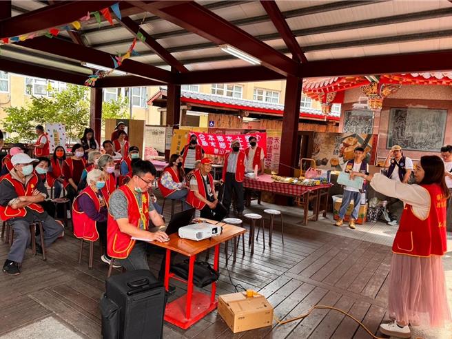 華山基金會南庄天使站服務弱勢孤老邁入第10個年頭，28日於南庄鄉永昌宮舉辦建站十周年感恩茶會。（華山基金會南庄天使站提供／謝明俊苗栗傳真）