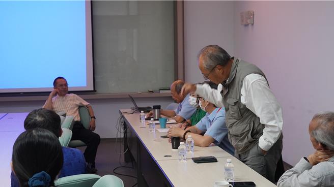 树谷园区厂商代表向森崴副总吴明竑（左前）表达誓死反对九葳电厂进驻树谷的决心。（宝智华摄）