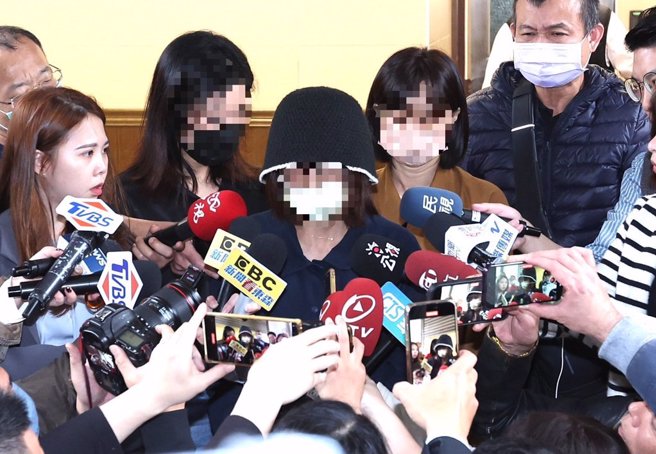 宝林茶室案第一名吕姓死者28日在板桥殡仪馆解剖复验，妻子则认为院方急救过程有疏失，将提告三重联医、马偕。（陈俊吉摄）