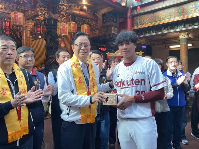 桃園市長張善政準備「錢母包」與「幸運籤餅」逐一致贈給領隊、教練、球員與工作人員。（蔡明亘攝）