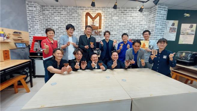日本爱媛木材青年协议会来台两天一夜行程，造访IMCNC雕刻体验馆。（陈淑娥摄）