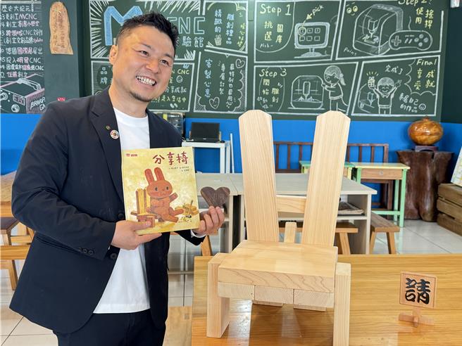 日本爱媛木材青年协议会会长伊藤大树带着「分享椅」，28日来台进行交流。（陈淑娥摄）