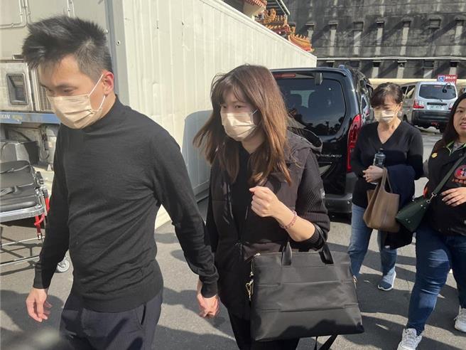 杨姓死者女儿稍早受访表示，她非常沉重悲痛，但相信经过今天后，检警司法会同相关专家机构，一定可以替父亲与家属给我们一个交代，希望大家可以给我们一点空间。依序杨姓死者的儿子、女儿、太太（左至右）。（王扬杰摄）