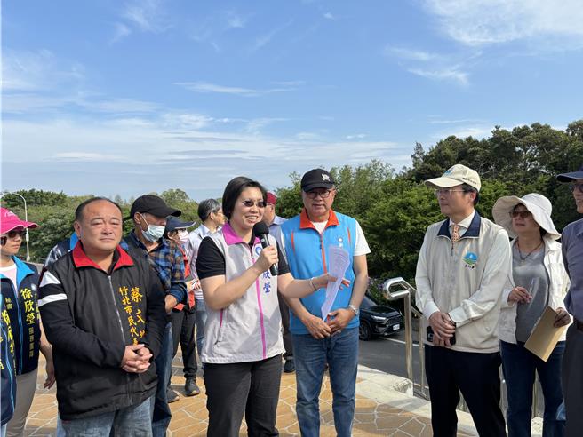 立委徐欣莹争取1700万元凤山溪堤顶步道延伸至白地工程，28日邀水利署等相关单位会勘。（徐欣莹团队提供／罗浚滨新竹传真）