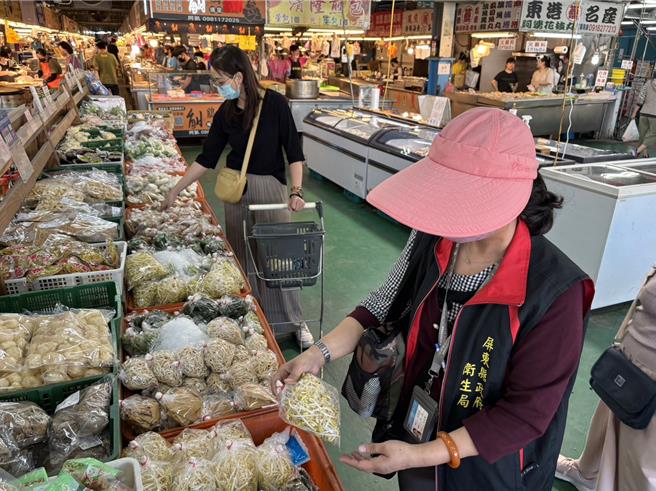 屏東縣政府因應清明時節來臨，近日加強抽驗應景食品以讓民眾食得安心，而在48件抽驗食品中，發現有3件產品不符合規定。（屏縣府提供／謝佳潾屏東傳真）