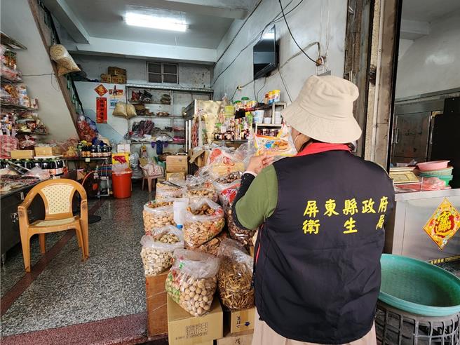 屏東縣政府因應清明時節來臨，近日加強抽驗應景食品以讓民眾食得安心，而在48件抽驗食品中，發現有3件產品不符合規定。（屏縣府提供／謝佳潾屏東傳真）