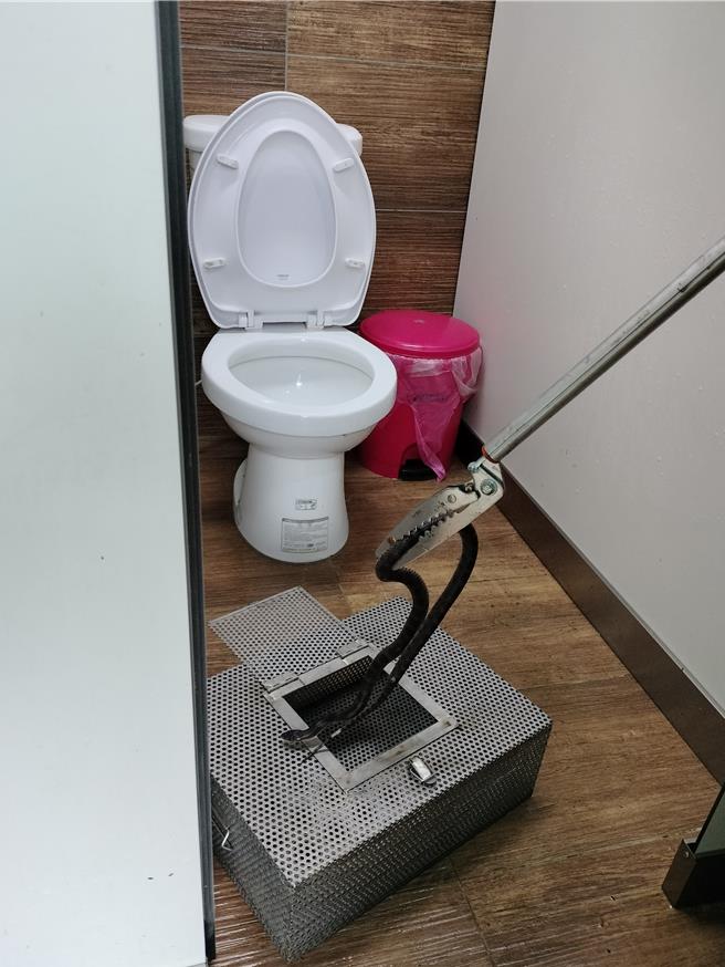 動保員用蛇夾把蛇放入蛇籠。（新北市動保處提供）