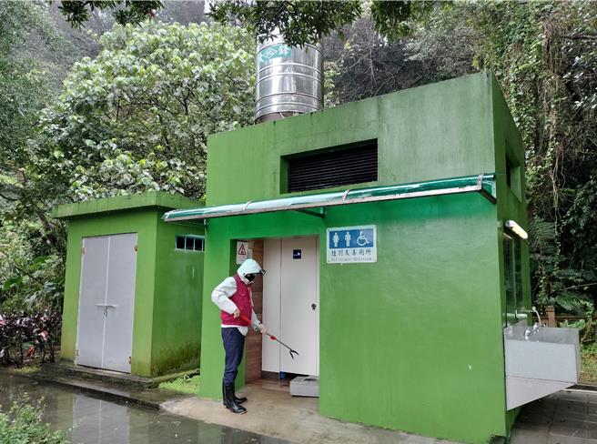 動保員順利捕獲廁所裡的蛇，帶往山區野放。（新北市動保處提供）