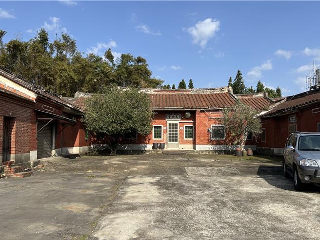 桃園市蘆竹區南竹路二段有60年歷史的三合院，屋主盼能將其原地保留。（姜霏攝）