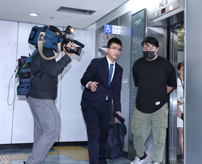 宝林茶室信义A13店发生疑似食品中毒事件，宝林茶室负责人黎仿轩（右）28日出席法务局所召开行政调查会议。（罗永铭摄）