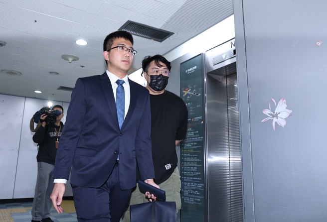 宝林茶室信义A13店发生疑似食品中毒事件，宝林茶室负责人黎仿轩（右）28日出席法务局所召开行政调查会议。（罗永铭摄）