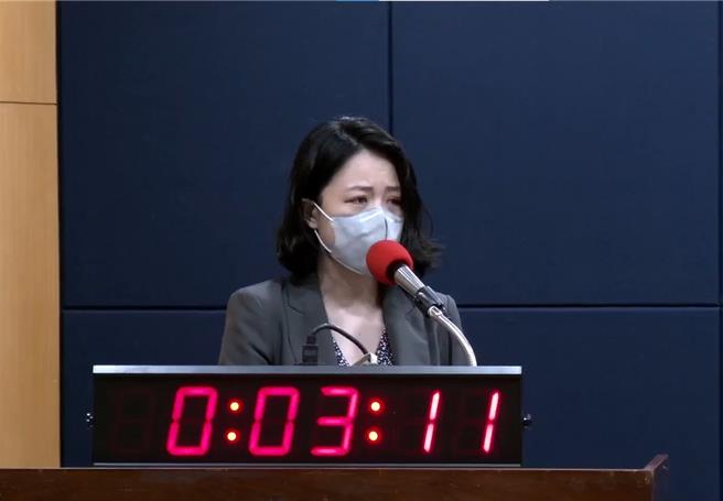 國健署今天舉辦《人工生殖法》第二場修法公聽會，留美博士張竹芩淚訴身為女同志，無法在台灣實現生育的願望，講到激動處不禁哽咽落淚。（圖取自國健署直播）
