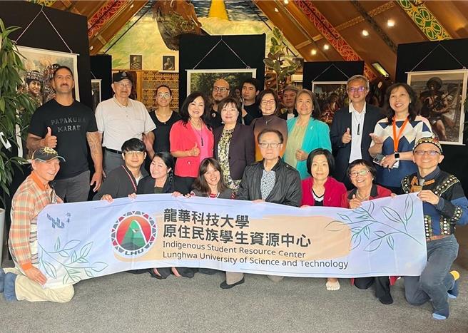 2024紐西蘭臺灣日（NZ Taiwan Day）是海外紐澳僑民一年一度的盛事！今年3月1日、2日在紐西蘭奧克蘭市Victory Convention Center舉行，來自臺灣及紐西蘭當地眾多文化團體共襄盛舉，臺灣知名原住民創作歌手舒米恩獲邀貴賓並獻藝演出。龍華科技大學文化創意與數位媒體設計系系老師李竹旺，也受邀參加2024紐西蘭臺灣日盛會，並代表龍華科大原住民族資源中心進行國際文化交流。（龍華科大提供）