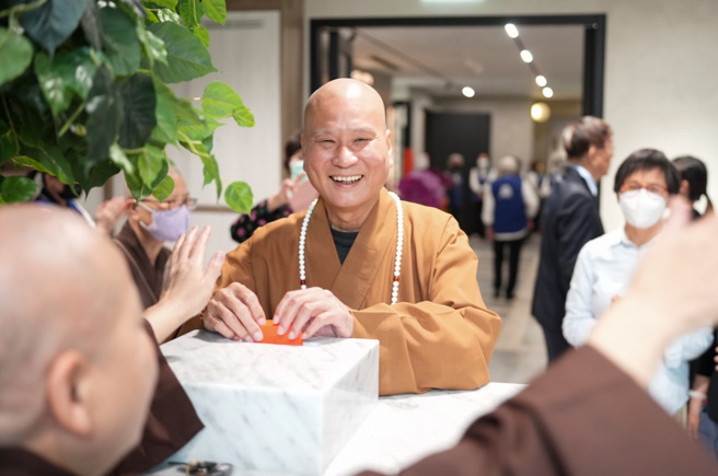 华藏净宗弘化基金会邀请民眾来新庄念佛感受片刻寧静。(戴志扬翻摄)