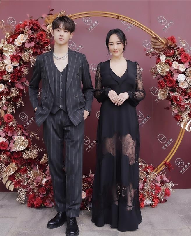 洪暐哲与关颖出席医美诊所剪彩兼担任公益大使。（守葳医美集团提供）