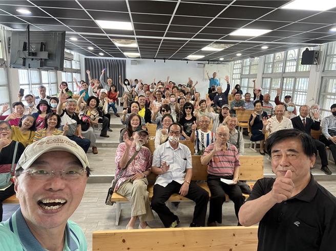 百餘位虎山實小校友們回娘家，看到母校的蛻變都為之感動。(虎山實小提供／曹婷婷台南傳真)