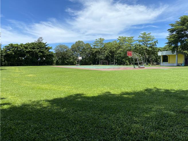 虎山實小12年前率先設置草地操場，更進一步推動小校設置草地操場，從3校到目前已有21所國中小加入。(曹婷婷攝)