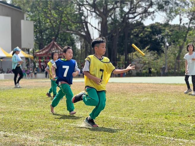 會呼吸的草地受到孩子們喜愛。(虎山實小提供／曹婷婷台南傳真)