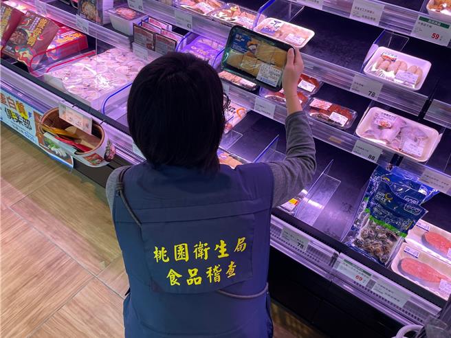 桃园市卫生局实施了「市集美食稽查专案」，对50处公、私有市场及夜市高风险即食摊商的食品进行抽验。（桃园市卫生局提供）