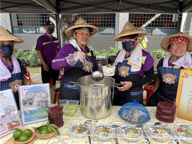 屏東縣政府28日舉辦「據點米其林志工大廚PK賽」，吸引42個社區報名參加，比賽現場香氣逼人，道道料理都令人垂涎三尺、食指大動。（謝佳潾攝）