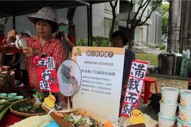屏東縣政府28日舉辦「據點米其林志工大廚PK賽」，吸引42個社區報名參加，比賽現場香氣逼人，道道料理都令人垂涎三尺、食指大動。（謝佳潾攝）