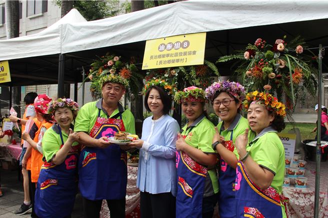 屏東縣政府28日舉辦「據點米其林志工大廚PK賽」，吸引42個社區報名參加，比賽現場香氣逼人，道道料理都令人垂涎三尺、食指大動。（謝佳潾攝）