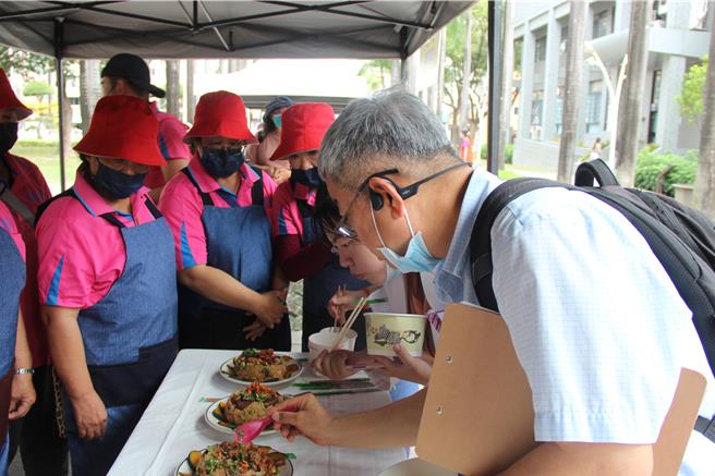 屏東縣政府28日舉辦「據點米其林志工大廚PK賽」，吸引42個社區報名參加，比賽現場香氣逼人，道道料理都令人垂涎三尺、食指大動。（謝佳潾攝）
