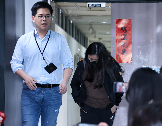 宝林负责人陈逸凡（中）28日出席调查会议后，由法务局长连堂凯（左）陪同现身。（罗永铭摄）