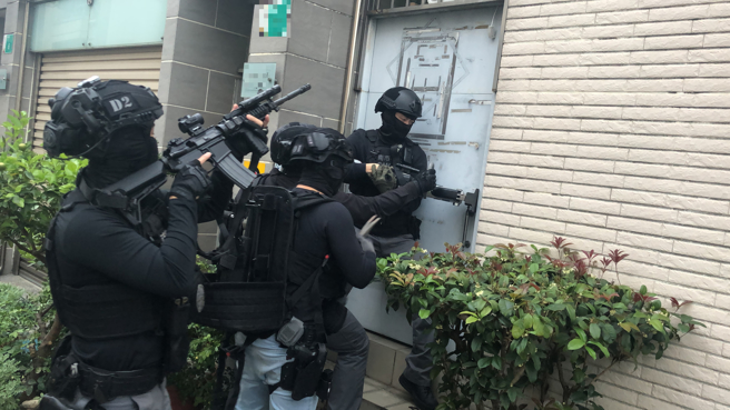 警方现场攻坚。（图／警方提供）