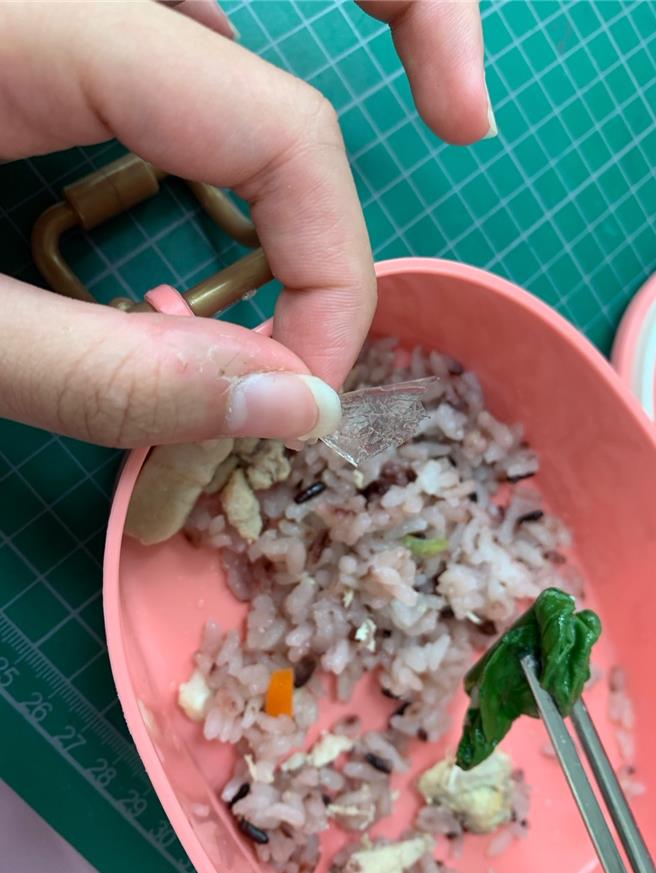 教育部國教署推動偏鄉中央廚房計畫，宜蘭縣南澳地區本學期試辦，但多校家長不滿，表示不僅常讓孩子吃冷飯，老是出現菜蟲，昨日更發現塑膠片。（民眾提供／吳佩蓉宜蘭傳真）