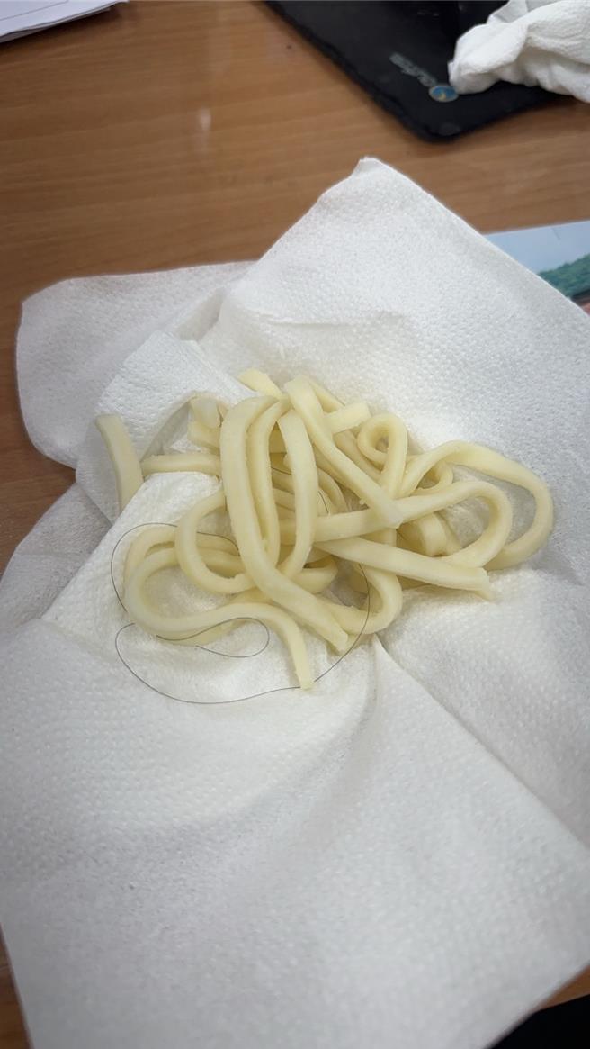 教育部國教署推動偏鄉中央廚房計畫，宜蘭縣南澳地區本學期試辦，但多校家長不滿，表示不僅常讓孩子吃冷飯，老是出現菜蟲，昨日更發現塑膠片。（民眾提供／吳佩蓉宜蘭傳真）