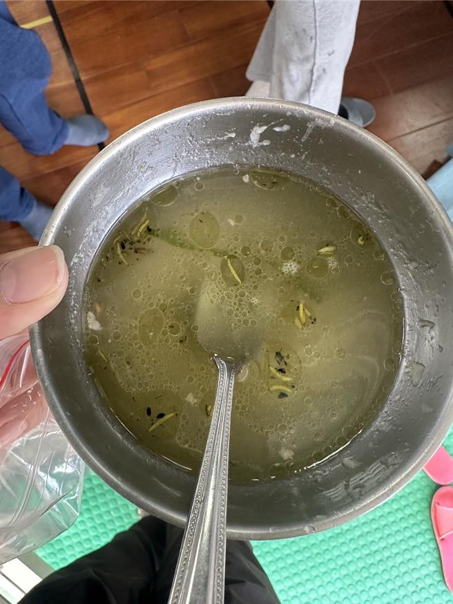 教育部國教署推動偏鄉中央廚房計畫，宜蘭縣南澳地區本學期試辦，但多校家長不滿，表示不僅常讓孩子吃冷飯，老是出現菜蟲，昨日更發現塑膠片。（民眾提供／吳佩蓉宜蘭傳真）