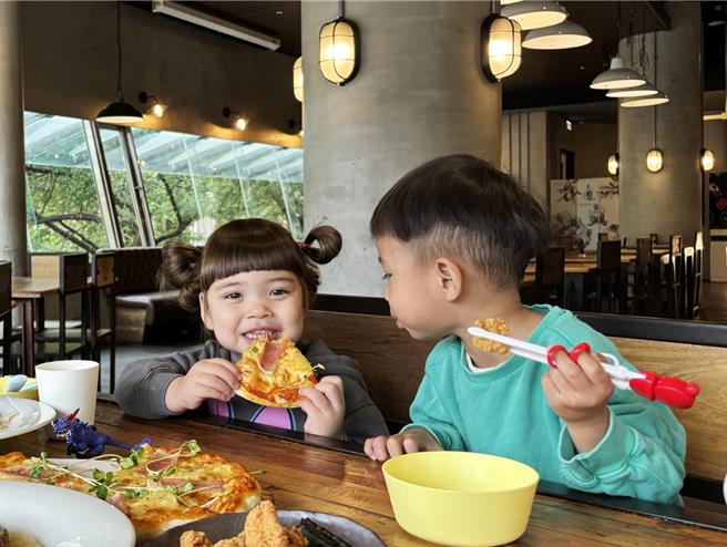 「义飨食堂」推出「儿童节快乐分享餐」，吃得到奶香十足的「香煎鲜虾干贝温泉蛋义麵」及义式窑烤「夏威夷披萨」，搭配鲜嫩多汁的「酥炸鸡米花」。(捷丝旅臺大尊贤馆提供)