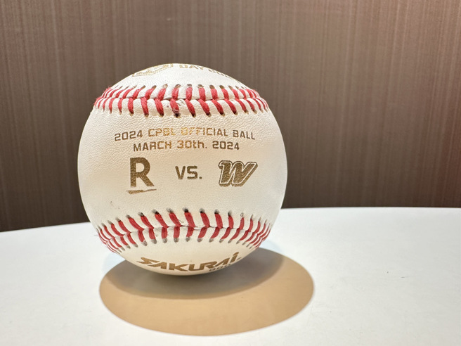 中职2024年开幕战比赛用球。（中职提供）