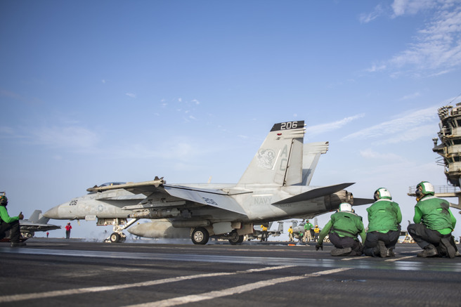 2024年3月21日，第83 攻击战斗机中队(VFA) 的F/A-18E 超级大黄蜂，红海的尼米兹级航空母舰艾森号(CVN 69) 的飞行甲板上发射。（DVIDS）