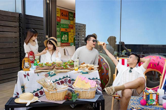 高雄英迪格酒店的「春日网美野餐企划」，入住前三天预订阳台房型更可享露台野餐布置服务。图／高雄英迪格酒店提供