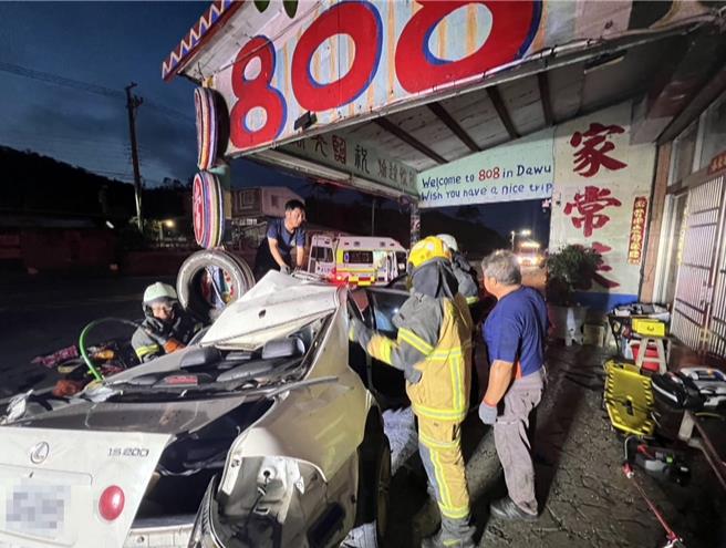 白色LEXUS轿车自撞海鲜餐厅，车体严重扭曲变形。（民眾提供／萧嘉蕙台东传真）