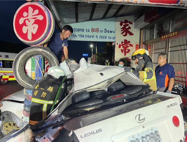 南迴公路大武乡南兴路段发生自撞车祸，1男1女当场失去生命迹象。（民眾提供／萧嘉蕙台东传真）