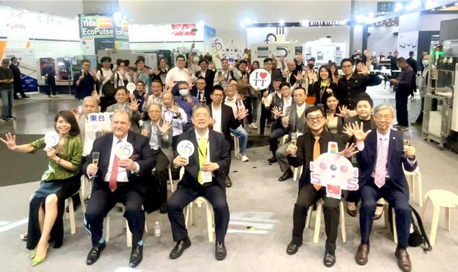 東台集團董事長嚴瑞雄（前排左三）、28日分別與光洋科董事長黃啟峰（前排右二）、通業技研總經理紀崇楠（前排右一 ）、Optomec總裁Robert Yusin簽署MOU。圖／東台提供