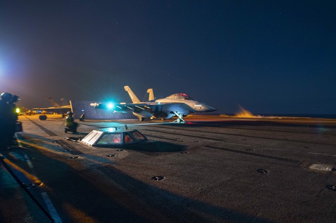 2024年3月22日，尼米兹级航空母舰艾森豪号 (CVN 69) 在红海进行飞行作业。（DVIDS）