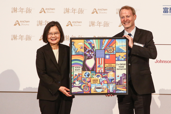 蔡英文總統（左）28日出席「台灣美國商會2024年謝年飯晚宴」，美國商會會長Dan Silver（右）致贈禮物給蔡英文總統。（鄧博仁攝）