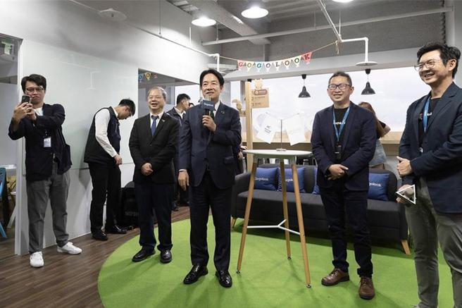 副总统赖清德26日走访Gogolook新创公司，期勉其运用科技协助政府打诈。图／总统府提供