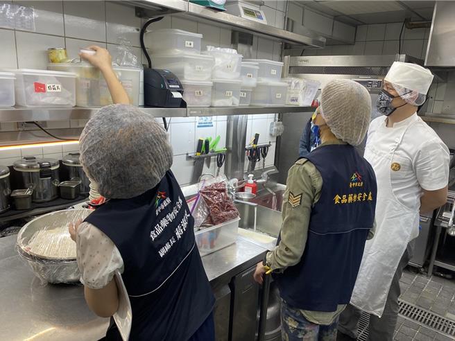 台中市食药处28日前往台中大远百及新光三越百货公司针对供应粿条及河粉类的5间南洋餐饮进行稽查。（台中市政府提供／冯惠宜台中传真）